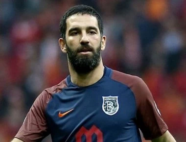 Εισήγηση για 12,5 χρόνια φυλάκιση σε πρώην παίκτη της Μπαρτσελόνα - Η στιγμή που κτυπά τραγουδιστή